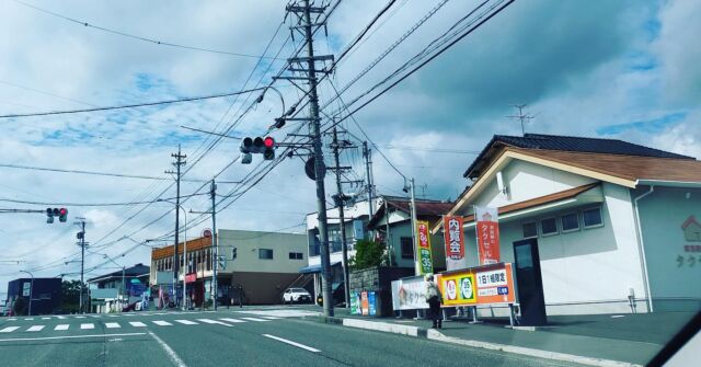 こんにちは、家族葬のタクセルです🏠

先週は清水区東大曲のイベントへたくさんの方に足を運んでいただき、誠にありがとうございました🎁

「暑さ寒さも彼岸まで」と申しますが、静岡市は一昨日まさかの35℃超え・・・😵‍💫💦

どうぞ皆さま、もうしばらく暑さ対策に気をつけてお過ごしくださいませ😅

（写真は秋らしくうろこ雲・・・？の上原会館です）

#家族葬 
#家族葬のタクセル 
#うろこ雲 
#10月はまだ夏 
#日本の四季 
#秋よ来い 
#静岡