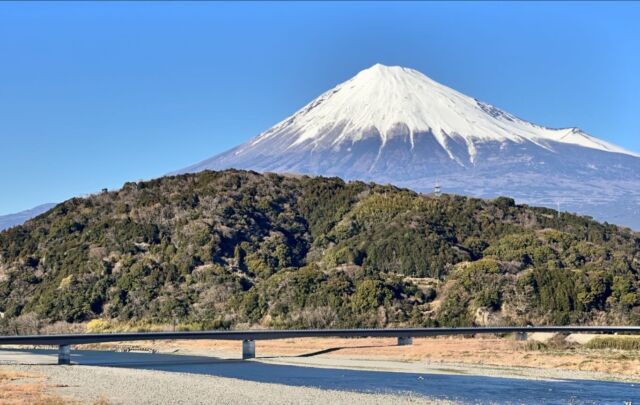 こんにちは.•♬
タクセル天間です。

3月9日、富士川に新しい橋
『富士川かりがね橋』が開通されました。
岩松中学校のところから、
富士川楽座の北側に渡ることができます。

この橋が開通することにより、静岡方面へのアクセスも楽になり、富士川橋の交通渋滞緩和も期待されます🚗³₃

1枚目の富士山の写真が合成のようですが、本物です🤗
最近は雲ひとつない富士山を見られる日も多いです🗻
写真は3月中旬のものですが、
手前の岩本山に桜が咲いたら
もっと素敵な写真が撮れそうですね🌸*･

富士市においでになる際は
お近くのタクセルにもお気軽にご来館ください🤲

葬儀の事なら想いを託せるタクセルへ⟡.·

#家族葬のタクセル
#タクセル 
#事前相談
#年会費無料
#入会金無料
#積立金0円
#富士市
#富士山